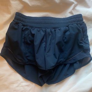 Lululemon hotty hot low-rise lined short 2.5” in navy blue